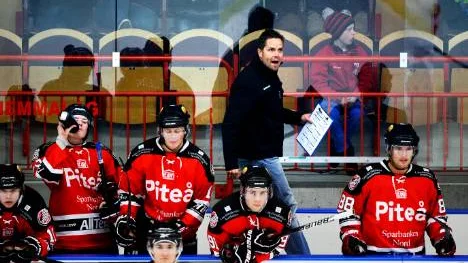 Stefan Hedlund och hans Piteå Hockey stod upp bra mot Björklöven, men fick till slut se sig besegrat med 03.