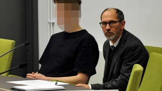ERKÄNNER. Den 23-årige mannen erkänner att det var han som knivskar den 27-årige mannen. Han fritar även hans 24-årige kamrat som han säger bara stod och tittade på. 23-åringens försvarare, advokat Håkan Kjellgren till höger.