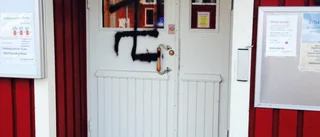 Hakkors sprayades på kyrkan
