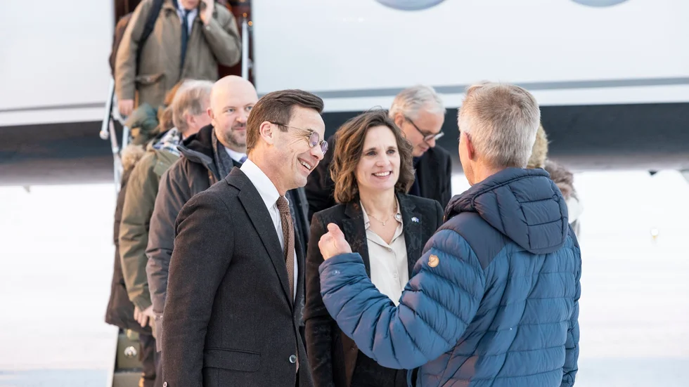 Kirunas kommunalråd Mats Taaveniku (S) tog emot statsminister Ulf Kristersson (M) när regeringsplanet landade i Kiruna.