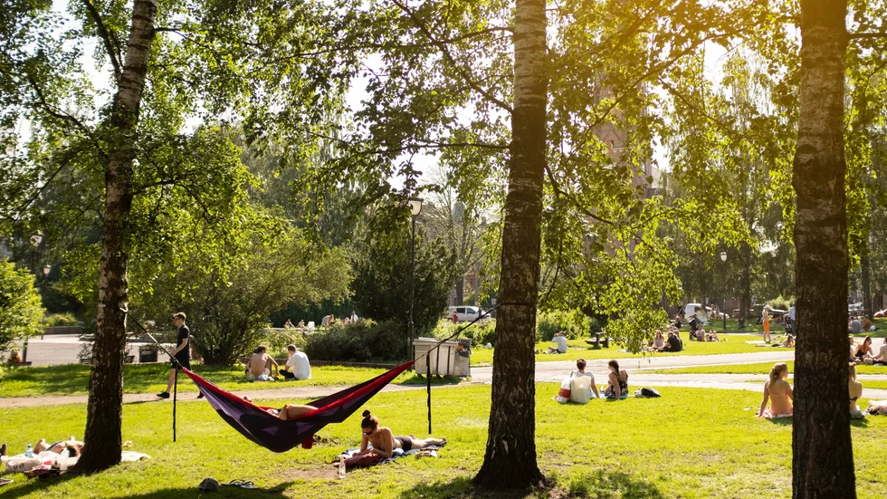 Vi kan inte bestämma vilket väder vi ska ha, men vi kan bestämma oss för att minska vår klimatpåverkan. Bilden är en genrebild och varken personerna eller platsen har något med ledarens text att göra.
