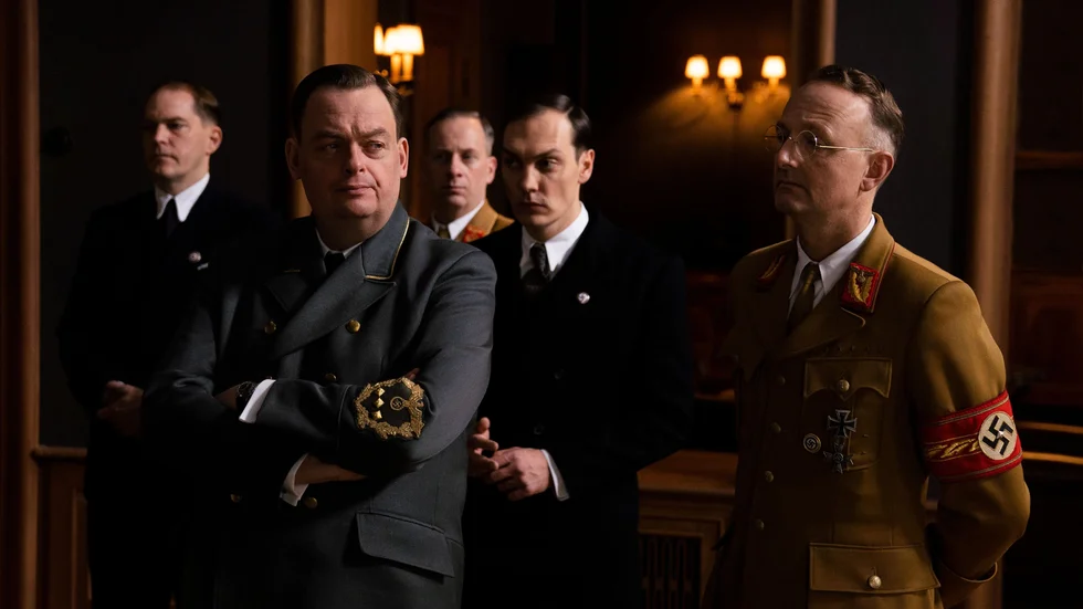 Tredje rikets höjdare möts i "Wannsee 1942" för att diskutera och besluta om Förintelsen. Filmen bygger på Adolf Eichmanns mötesanteckningar.