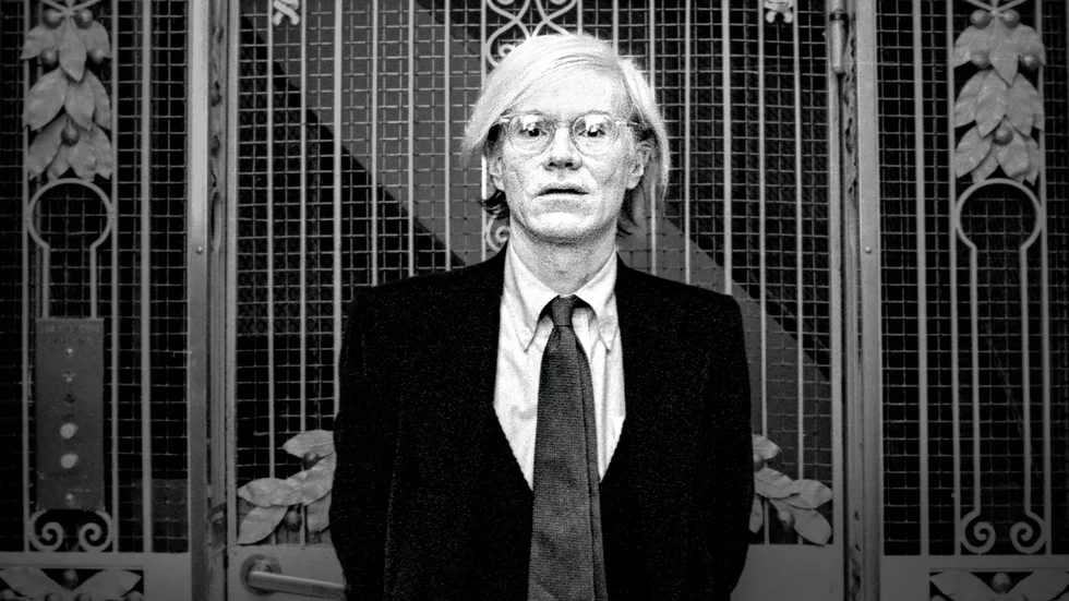 Andy Warhol framför hissen på hotell Diplomat i Stockholm 1976.