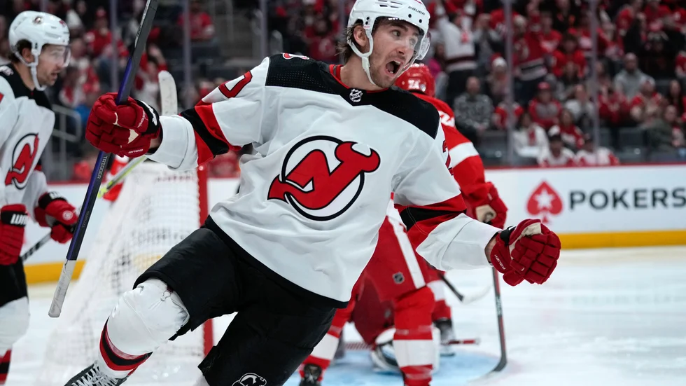 Svenske Alexander Holtz firar sitt mål mot Detroit.