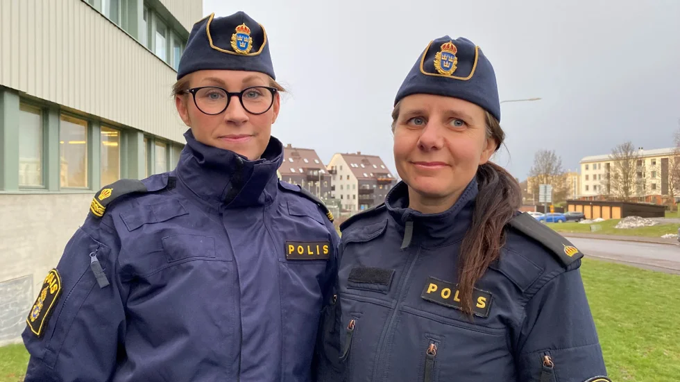 Åsa Willsund, till vänster och Sara Strid jobbar med bedrägerifall mot äldre i polisregion Öst och varnar för den våg av fall som dykt upp de senaste tre månaderna.