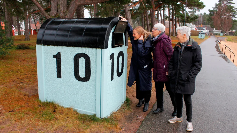 Ann-Sofi Schelin, Barbro Leijonmarck Lindberg och Lisbeth Richardsson spanar in i ett av de numrerade kärlen. Byt ut, eller anpassa så att de fungerar bättre för dagens behov tycker de.