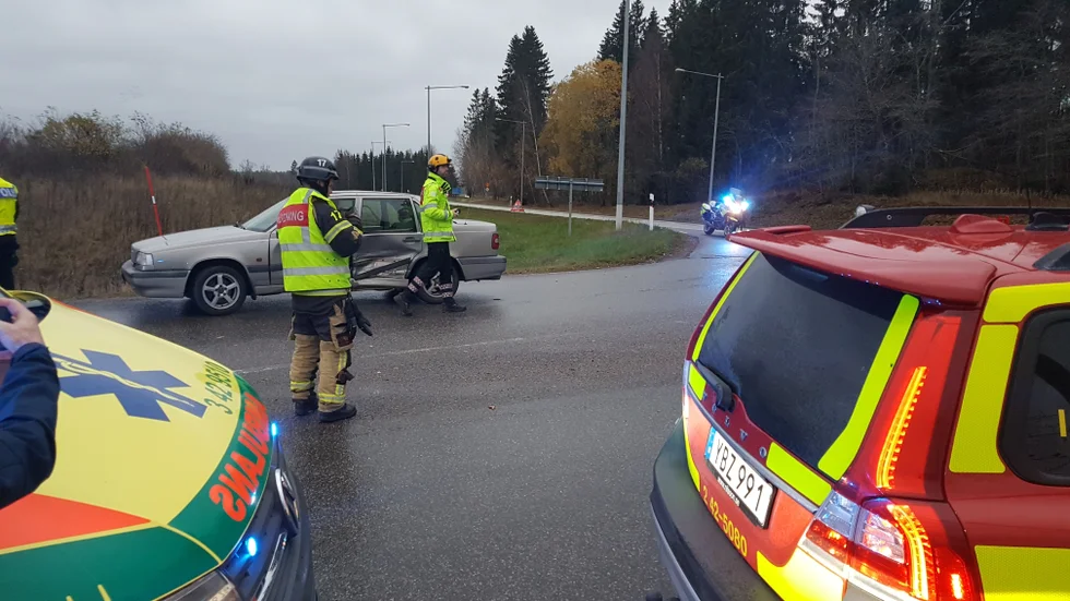 Räddningstjänst och ambulans på plats vid olyckan i Mjölby.