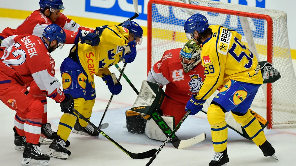 Linus Johansson, till höger, är framme och skapar oreda framför det tjeckiska målet.