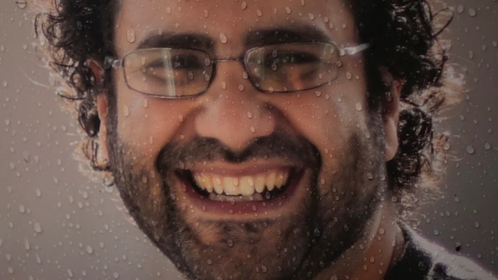 Ett foto på Alaa Abdel Fattah som satts upp utanför brittiska UD i London.