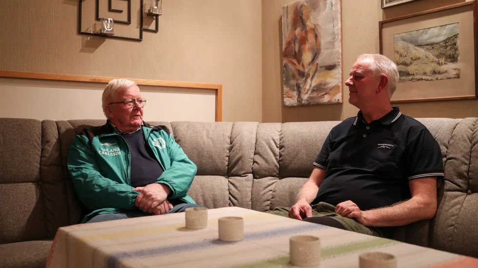 Roland Carlsson och Joakim Gidlöf i soffan i Ledbergs kansli i Malmslätt. 