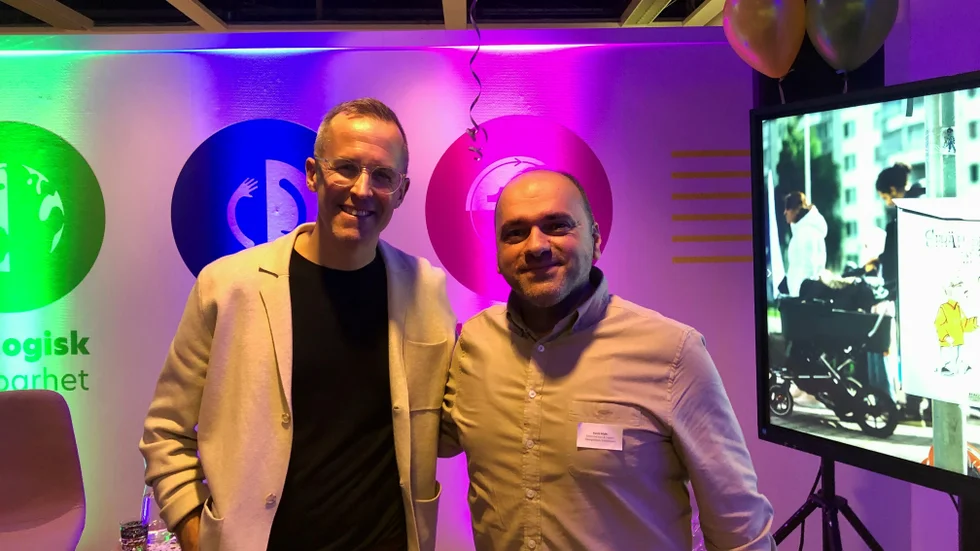 Martin Callmeryd (vänster) tillsammans med David Malki, enhetschef på Stadsmissionen, på invigningen av den nya lokalen i Ringdansen centrum.