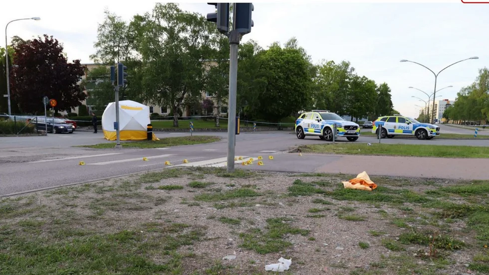 Mordet vid Bellmansplan skedde klockan 15.55 den 23 maj.  Klockan 16.50 samma dag laddade den mordåtalade 18-åringen upp en film som åklagaren visade under fredagen.
