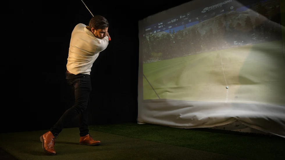 Genom en så kallad biomekanisk scanning och analys mäter Mårten Eker och hans kollegor golfspelares sving och hur de träffar en golfboll. De uppgifterna ligger sedan till grund för det underlag som skickas till Sandvik där individuellt anpassade klubbor tillverkas.