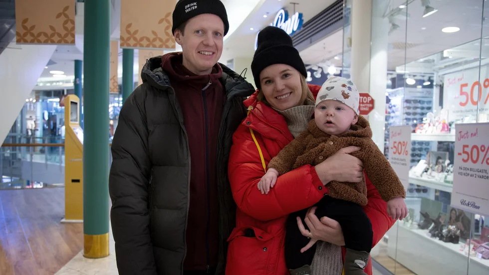 Victor och Amanda Alm med sonen Yngve, Skellefteå: "Vi har varit här sedan torsdag och bott på hotell för att fira Victors födelsedag och Yngve som fyllde 6 månader i onsdags. Nu ska vi åka hem och baka tårta och bjuda hem lite gäster,   säger Amanda Alm. 