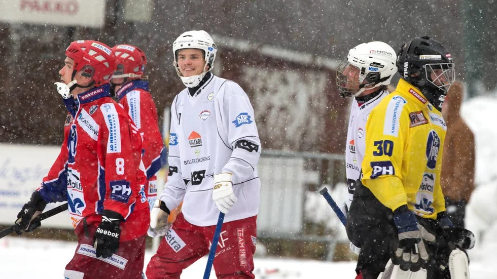 På väg tillbaka. Johan Sundquist (vit tröja) är på bättringsvägen efter hjärnskakningen.Foto: Joakim Nordlund