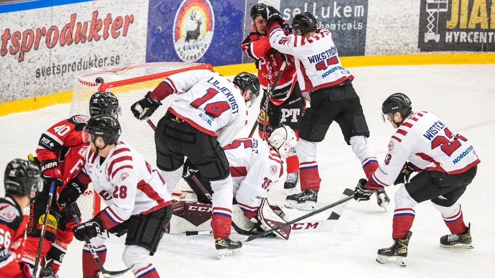 Tegs SK, där Skelleftekillen Pontus Wikström var assisterande lagkapten förra säsongen, beviljas inte licens för spel i hockeyettan kommande säsong och tvångsdegraderas.