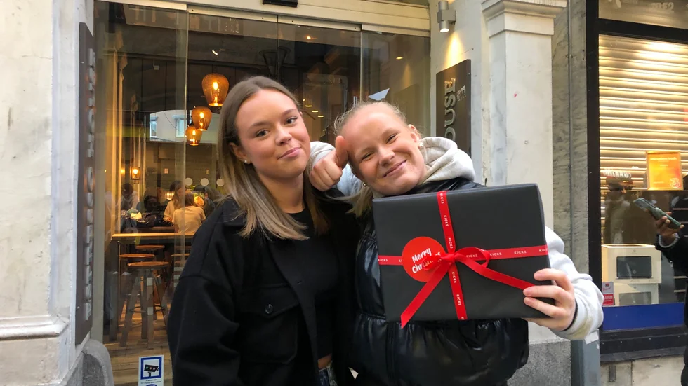 "Vi är jättetaggade", säger vännerna Moa och Saga i väntan på att komma in på butiken Normal.