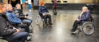 Anneli kämpar för att politikerna ska lyssna –  kommunalråden provar rullstol • "Nu förstår man"