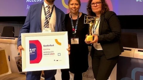 Magnus Nilsson, (S), ledamot i socialnämnden, Elin Brännström, delaktighetssamordnare, och Carina Norman, verksamhetsutvecklare, efter prisutdelningen i Bryssel.