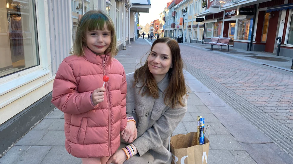 Selma och Lisa Wahlberg, Piteå: "Vi har köpt papper till min lillasysters presenter för hon fyller år nästa helg, säger Selma och hennes mamma fyller i att de ska åka skidor, grilla korv och vara ute och mysa".