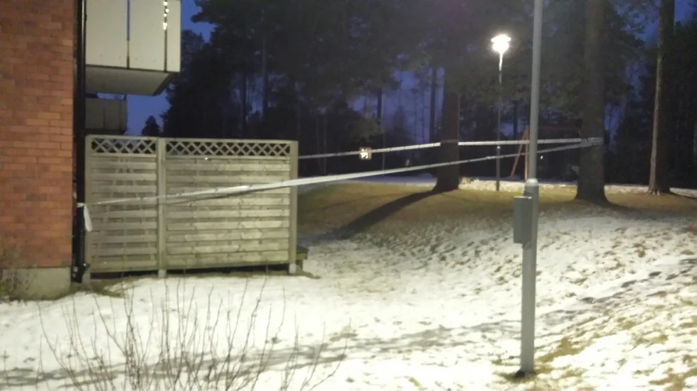 MORDBRAND. Polisens avspärrningar fanns kvar under morgonen.