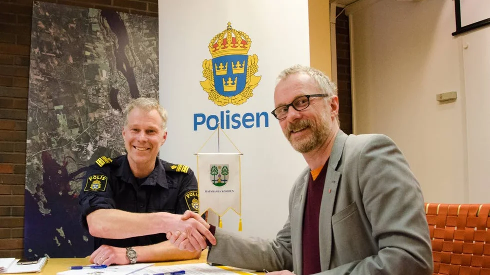 Överens. Lokalpolisområdeschefen Lars Öberg och kommunalrådet Peter Waara (S) har undertecknat medborgarlöftena för Haparanda.