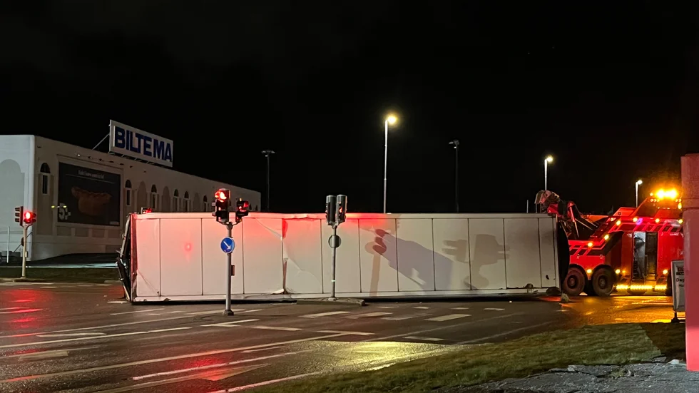 Ett lastbilssläp har vält och ligger över vägen på Tornbyområdet.