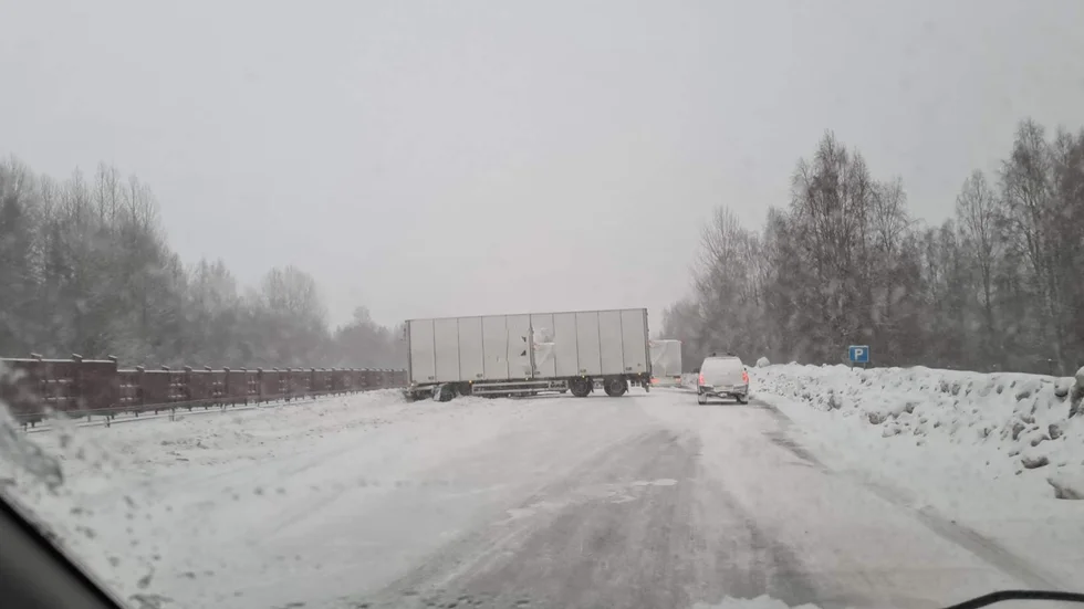 En lastbil blockerar vägen på E4 i södergående riktning i höjd med Kåge. 