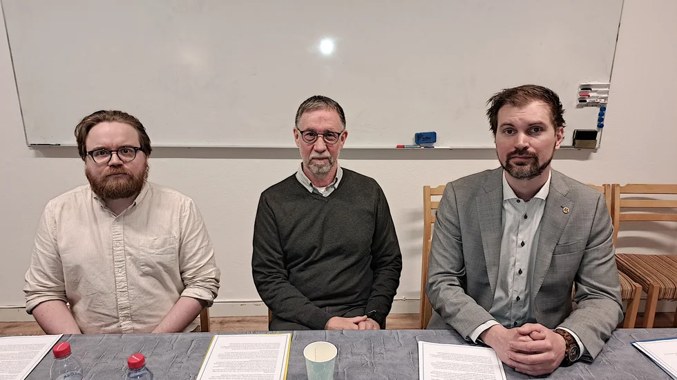 Conny Sundqvist,V, Anders Pettersson, BA och Tobias Sundberg, N, kräver socialchefen Catharina Liljeholms avgång.