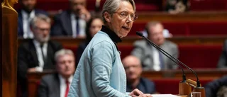 Franska regeringen står kvar – nya protester