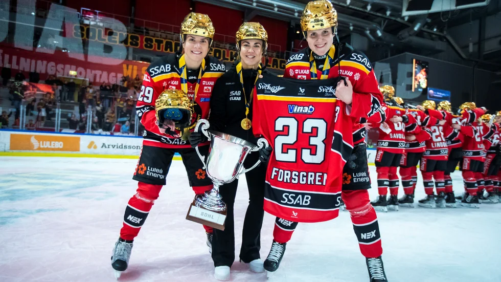 Emma Nordin, fysion Johanna Olofsson och Johanna Fällman hyllade Pernilla Forsgren, som slutade under säsongen, med att ha med hennes matchtröja under firandet.