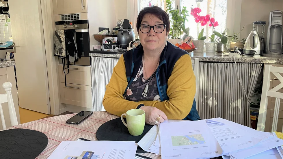 Carina Sjöbergs släkt fick mark i Kvikkjokk tvångsinlöst av Jokkmokks kommun för 40 år sedan. Hon tycker det är fel att kommunen nu säljer vidare marken. 