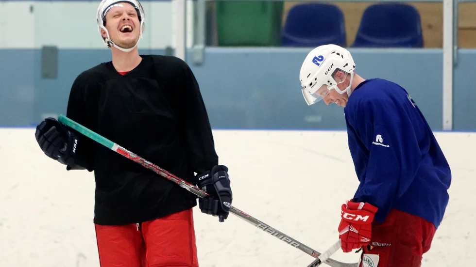 Mycket glädje på KHF:s träningar, som till exempel efter att lagkamraten missat mål på friläge.