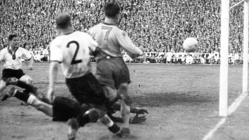 Kurre Hamrin gör sitt berömda 3-1 mål i VM-semifinalen mot Västtyskland på Nya Ullevi 1958.