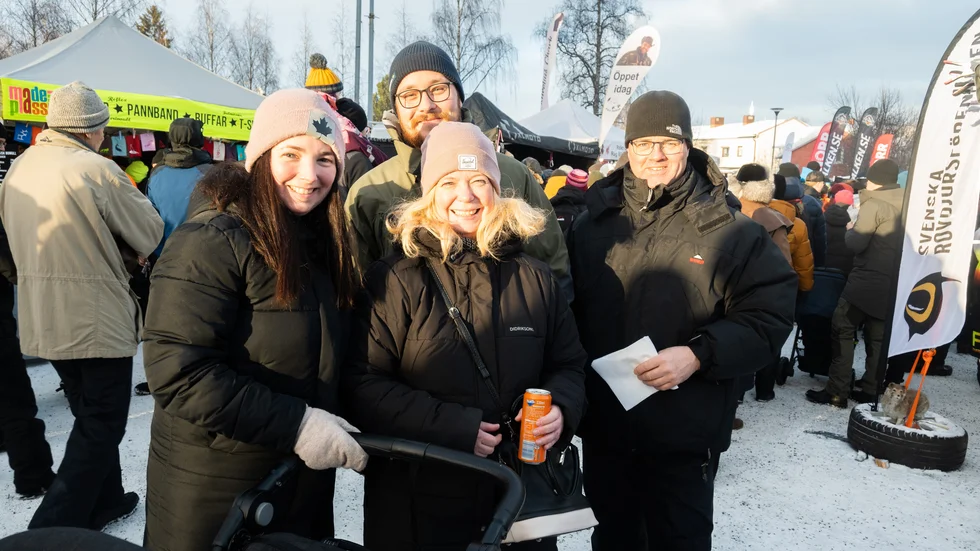 Amanda Oskarsson och Martin Larsson med dottern Emmy från Vuollerim har kommit till marknaden med Amandas föräldrar Helena och Gunnar Oskarsson från Piteå. "Vi ska äta mat här", säger Amanda. "Och köpa godis", säger Martin. "Och titta på hantverk", säger Helena. "Och jag ska göra detsamma", säger Gunnar.