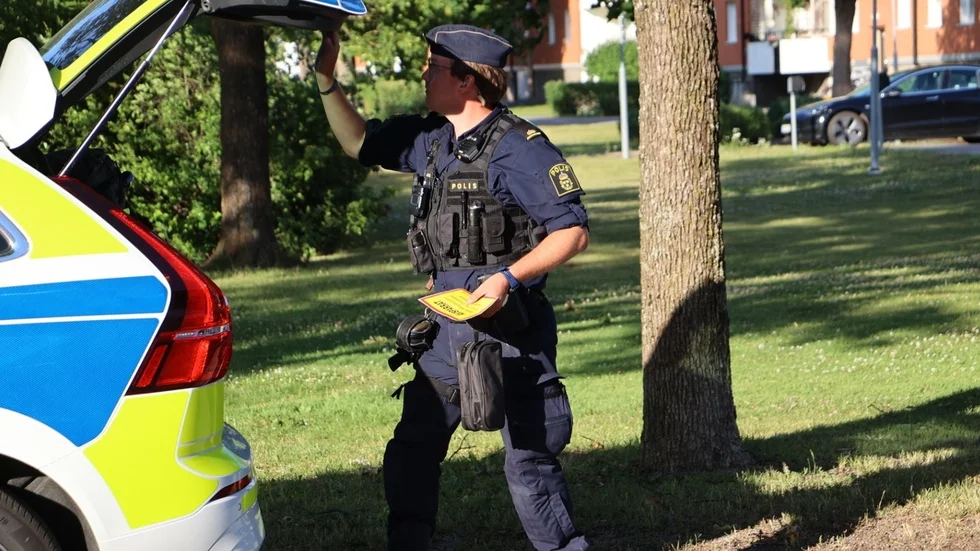 Polisen arbetar med flera resurser på platsen.