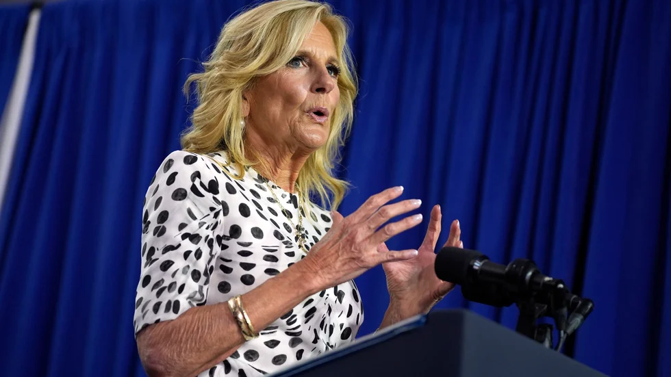 Joe Bidens fru Jill Biden säger att hennes make är rätt man för jobbet, trots att röster höjs för att han ska lämna över till någon yngre i Demokraterna att utmana Donald Trump.