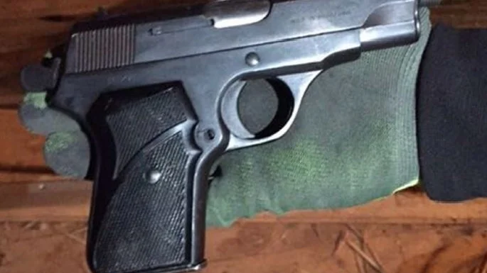 I mobiltelefoner har polisen hittat bilder på vapen som enligt utredningen skulle användas mot boende i en villa utanför Uppsala.