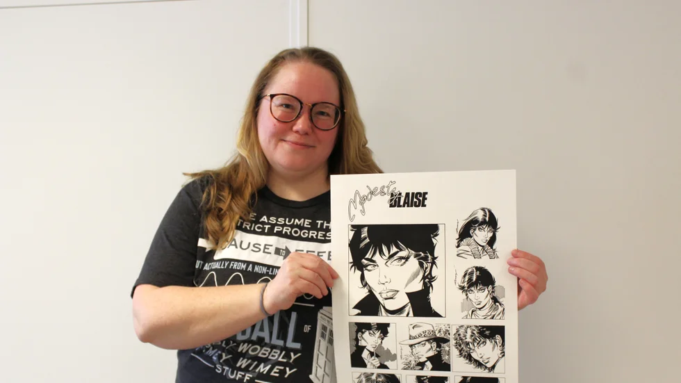 Anna Persdotter visar upp en bild med hjälten Modesty Blaise.