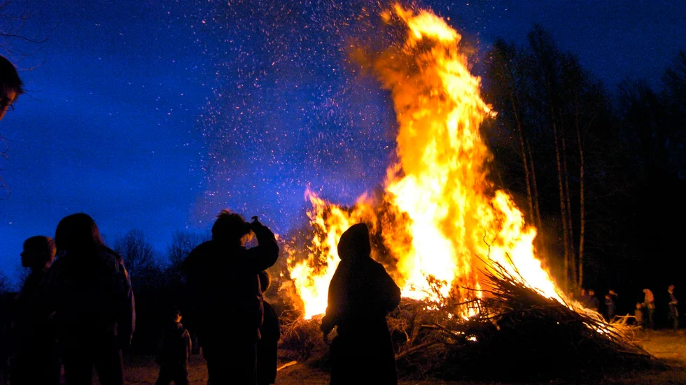 Valborgsmässoafton har firats i Sverige och Finland sedan medeltiden och idag är de flammande valborgsmässoeldarna ett sätt att hälsa våren välkommen.
