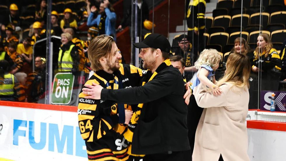 Lagkaptenerna Jonathan Pudas och Oscar Möller möttes i en kram efter att guldet var klart.