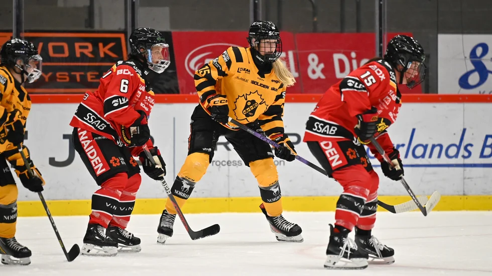 Nikita Bergman i AIK står bredvid Luleås Jenni Hiirikoski när AIk spelade första träningsmatchen. Luleå vann med 5–0.