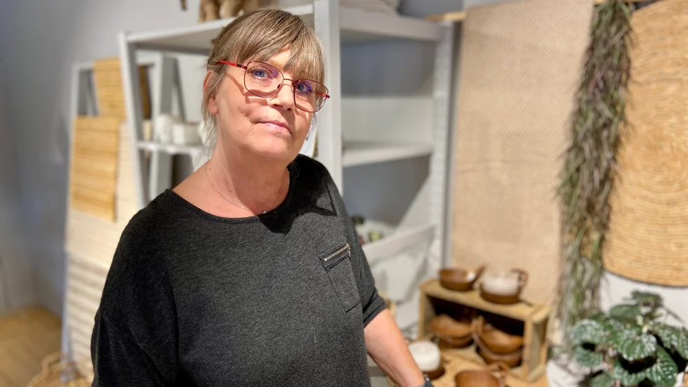 Lena Eklöw, 67, startade innan sommaren butiken Feel inredning tillsammans med sin son Per Eklöw.