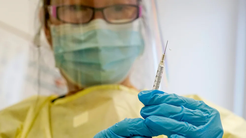 En dos med vaccin mot mpox förbereds på en klinik i New York. Arkivbild.