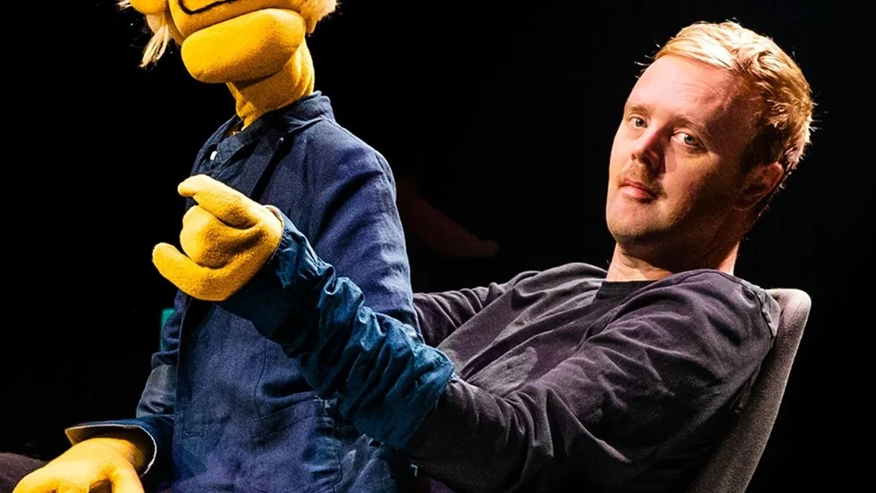 Dockmästaren Björn Carlberg (till höger) har skapat tv-serier som "Kjell" och "Operation Klotty". Nu tar han med sig Tord (på bilden) och de andra dockorna på  turné.
