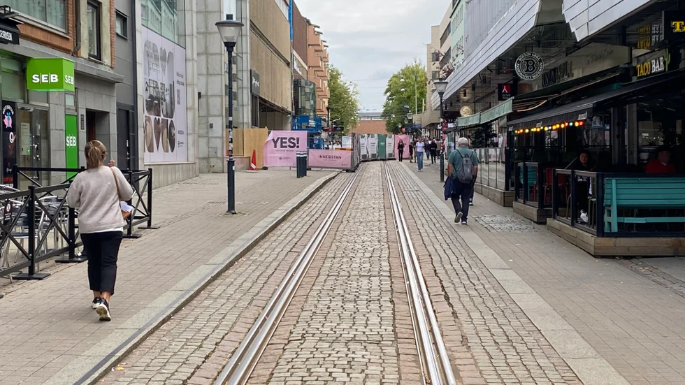 Det är fasadarbeten som är orsaken till att treans spårvagn nu inte trafikerar Drottninggatan.