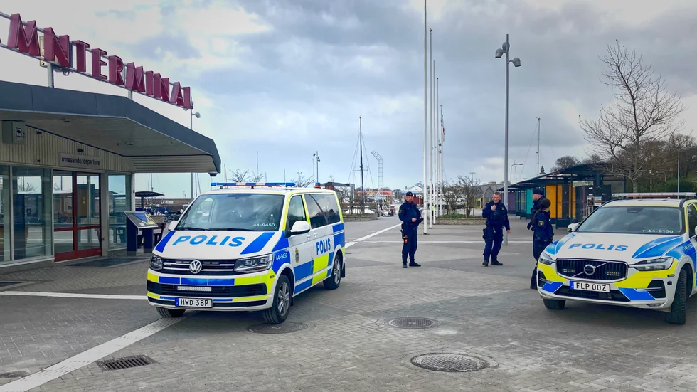 En man i 20-årsåldern häktas nu misstänkt för brott i samband med polisingripandet vid färjeterminalen i Visby förra veckan.
