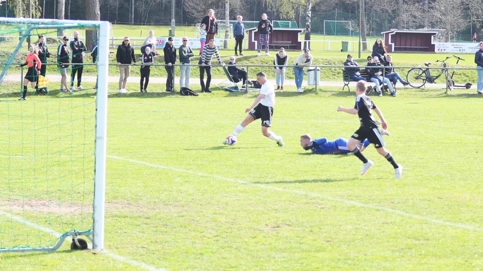 Arkivbild: Här dribblade Ahmad Jaber förbi Anton Flood och satte 2-1 till Maik tidigare i våras. 