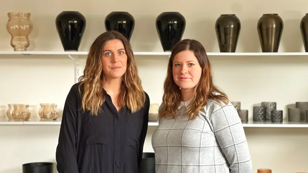 Systrarna Denise och Lizette Oscarsson Johansson i sin butik på Storgatan i Kisa.