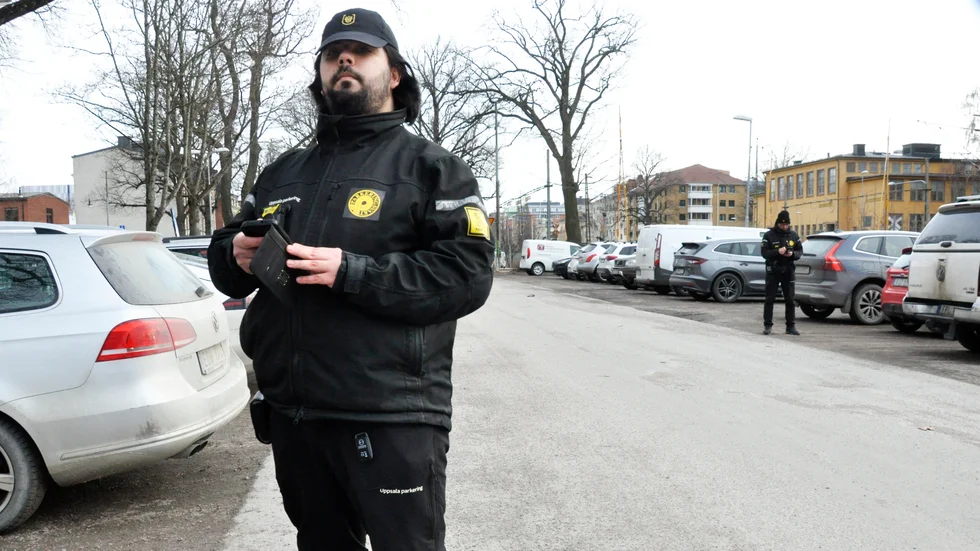 Österplan är en av de platser där det lappades flest bilar under 2023. Här kontrollerar Andres Axelsson om parkeringsavgiften är betald för de parkerade bilarna.